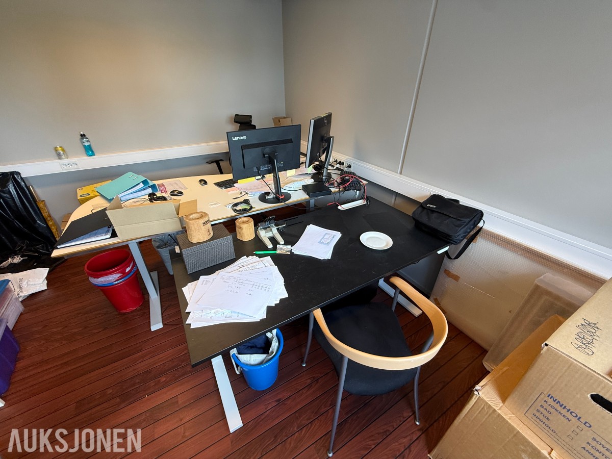 Komplett kontormiljø til salgs – kvalitetsmøbler, arbeidsstasjoner og inventar