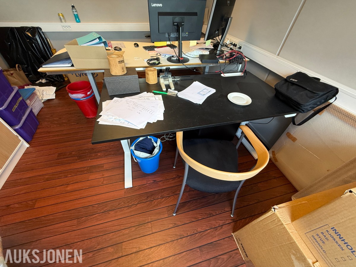 Komplett kontormiljø til salgs – kvalitetsmøbler, arbeidsstasjoner og inventar