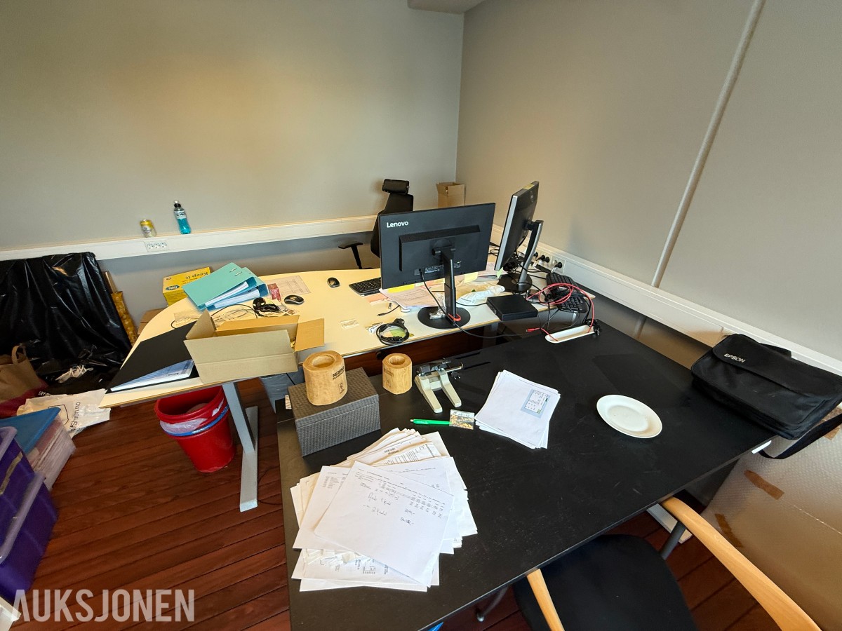 Komplett kontormiljø til salgs – kvalitetsmøbler, arbeidsstasjoner og inventar