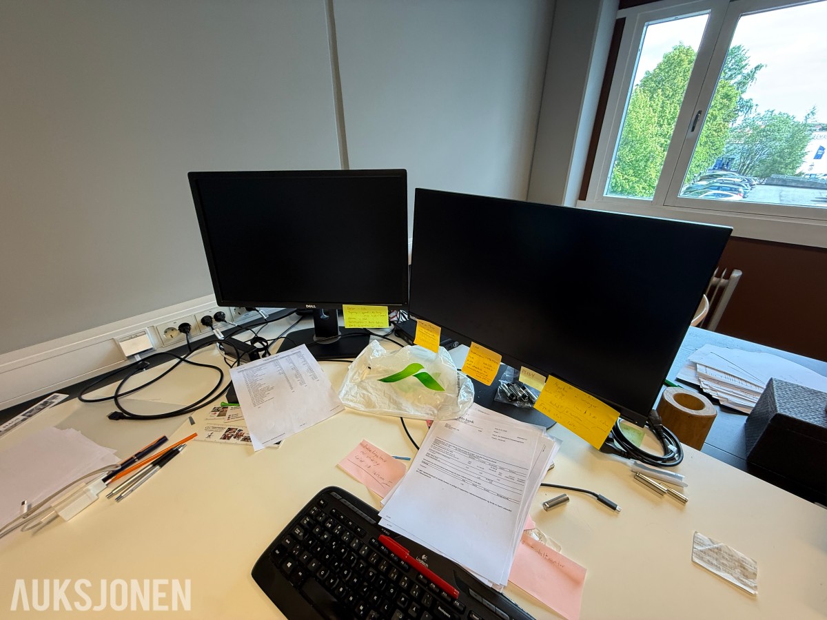 Komplett kontormiljø til salgs – kvalitetsmøbler, arbeidsstasjoner og inventar
