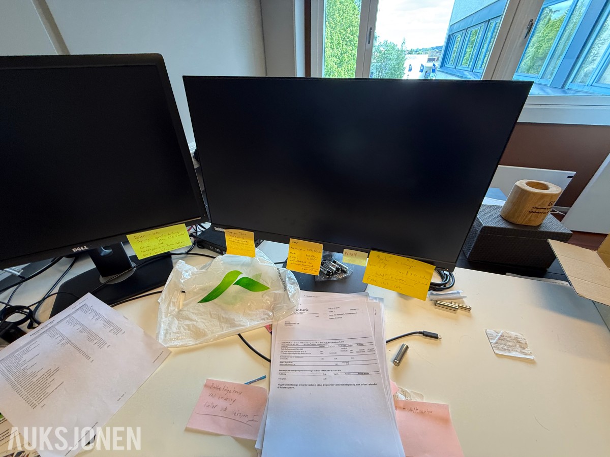 Komplett kontormiljø til salgs – kvalitetsmøbler, arbeidsstasjoner og inventar