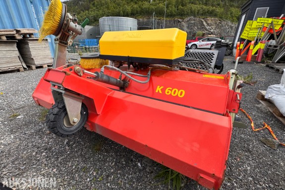 2023 Adler K600 / 180 Feiemaskin / Gatekost med oppsamler og vannspyling til kompaktlaster - Med sidekost og vanntank