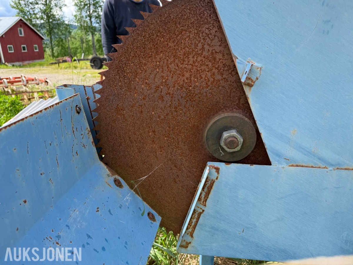 Kappsag for ved, monteres på traktor