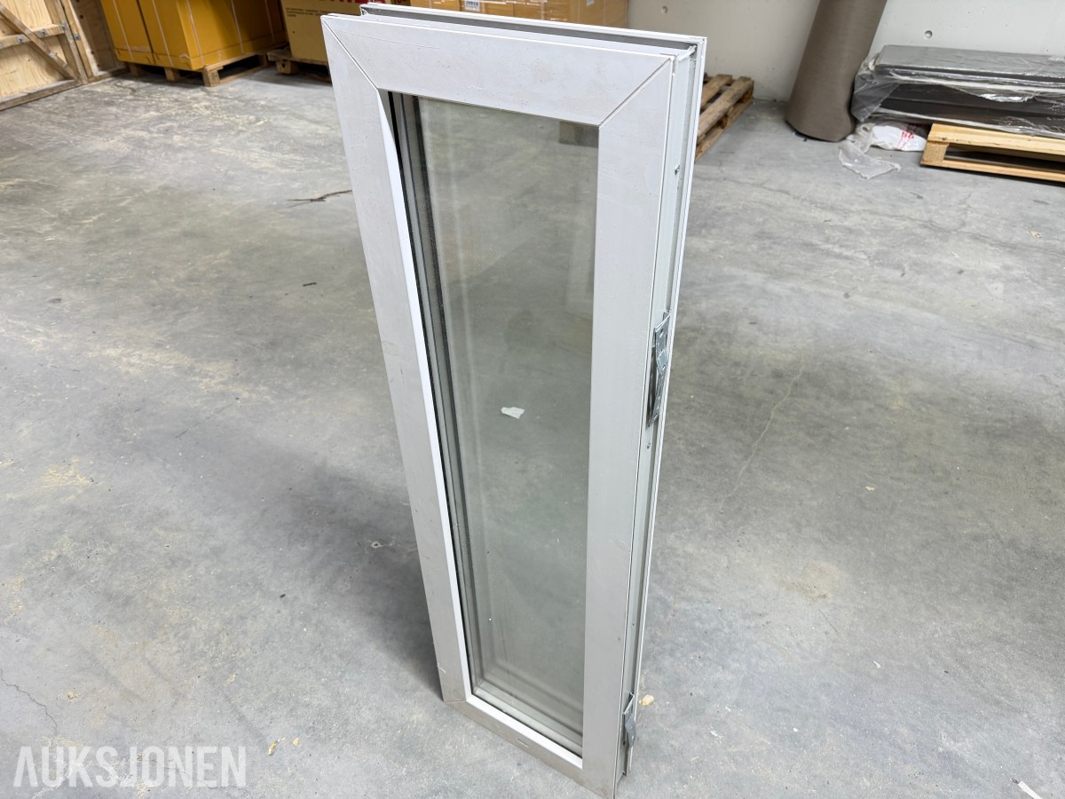 PARTI MED PVC-VINDUER OG SPESIALVINDU – 6 STK VINDUER MED ISOLERGLASS