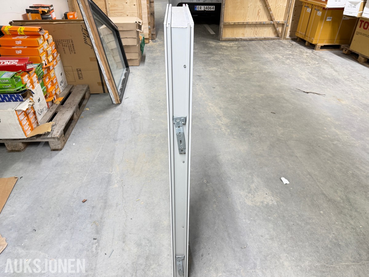 PARTI MED PVC-VINDUER OG SPESIALVINDU – 6 STK VINDUER MED ISOLERGLASS