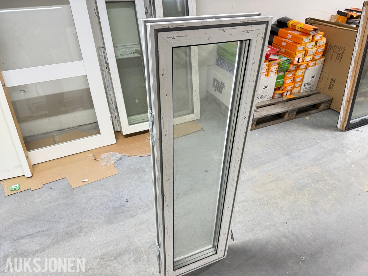 PARTI MED PVC-VINDUER OG SPESIALVINDU – 6 STK VINDUER MED ISOLERGLASS