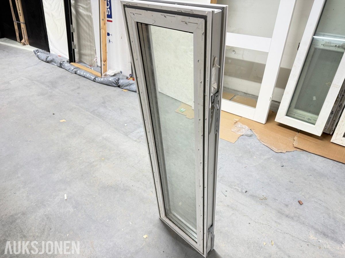PARTI MED PVC-VINDUER OG SPESIALVINDU – 6 STK VINDUER MED ISOLERGLASS