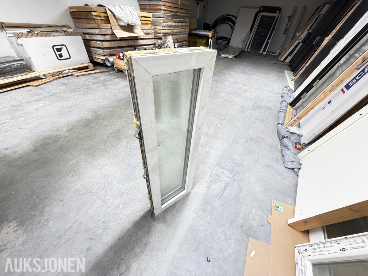 PARTI MED PVC-VINDUER OG SPESIALVINDU – 6 STK VINDUER MED ISOLERGLASS
