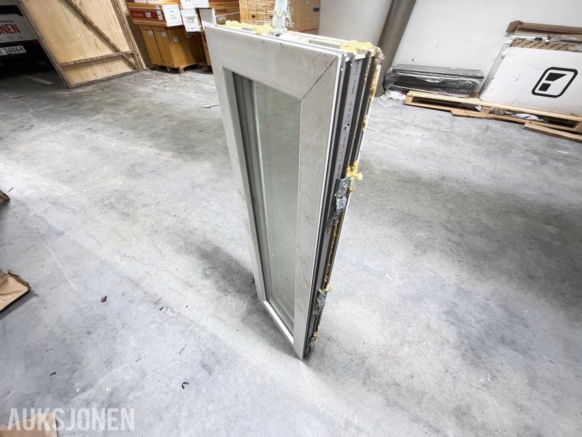 PARTI MED PVC-VINDUER OG SPESIALVINDU – 6 STK VINDUER MED ISOLERGLASS