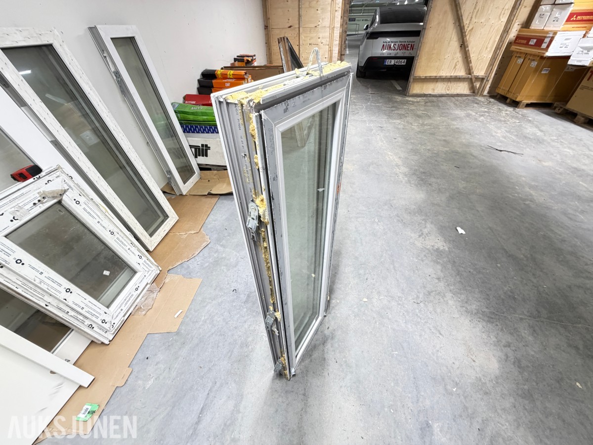 PARTI MED PVC-VINDUER OG SPESIALVINDU – 6 STK VINDUER MED ISOLERGLASS