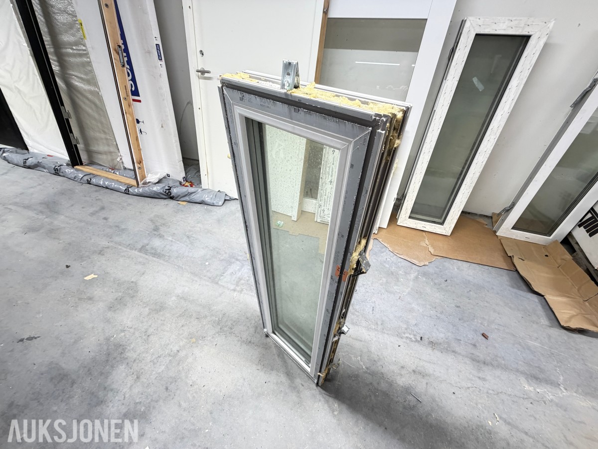 PARTI MED PVC-VINDUER OG SPESIALVINDU – 6 STK VINDUER MED ISOLERGLASS