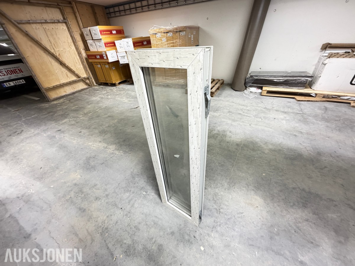 PARTI MED PVC-VINDUER OG SPESIALVINDU – 6 STK VINDUER MED ISOLERGLASS