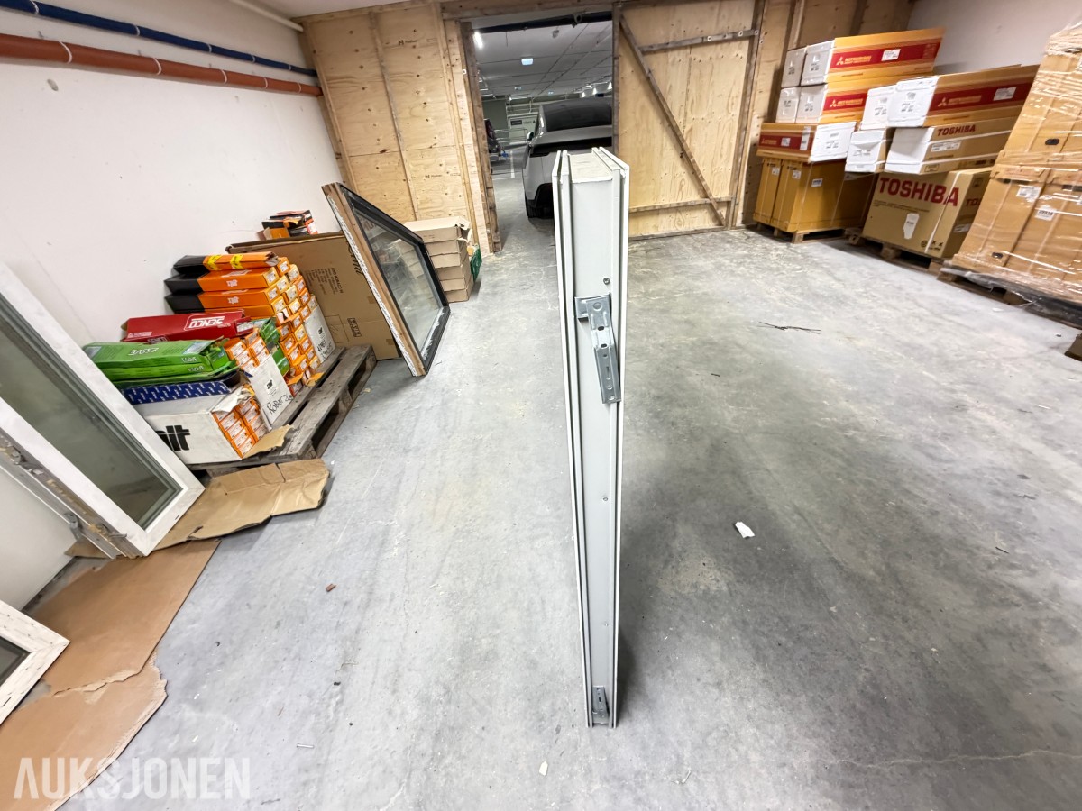 PARTI MED PVC-VINDUER OG SPESIALVINDU – 6 STK VINDUER MED ISOLERGLASS