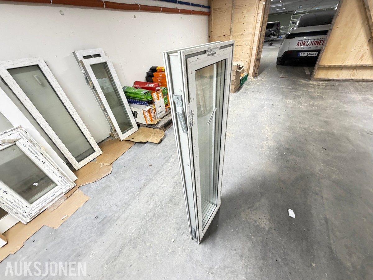 PARTI MED PVC-VINDUER OG SPESIALVINDU – 6 STK VINDUER MED ISOLERGLASS