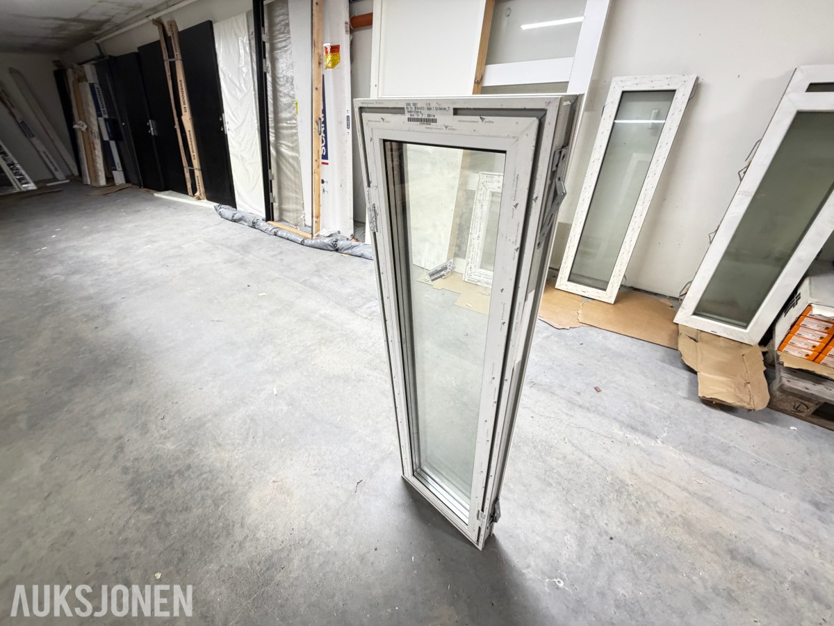 PARTI MED PVC-VINDUER OG SPESIALVINDU – 6 STK VINDUER MED ISOLERGLASS