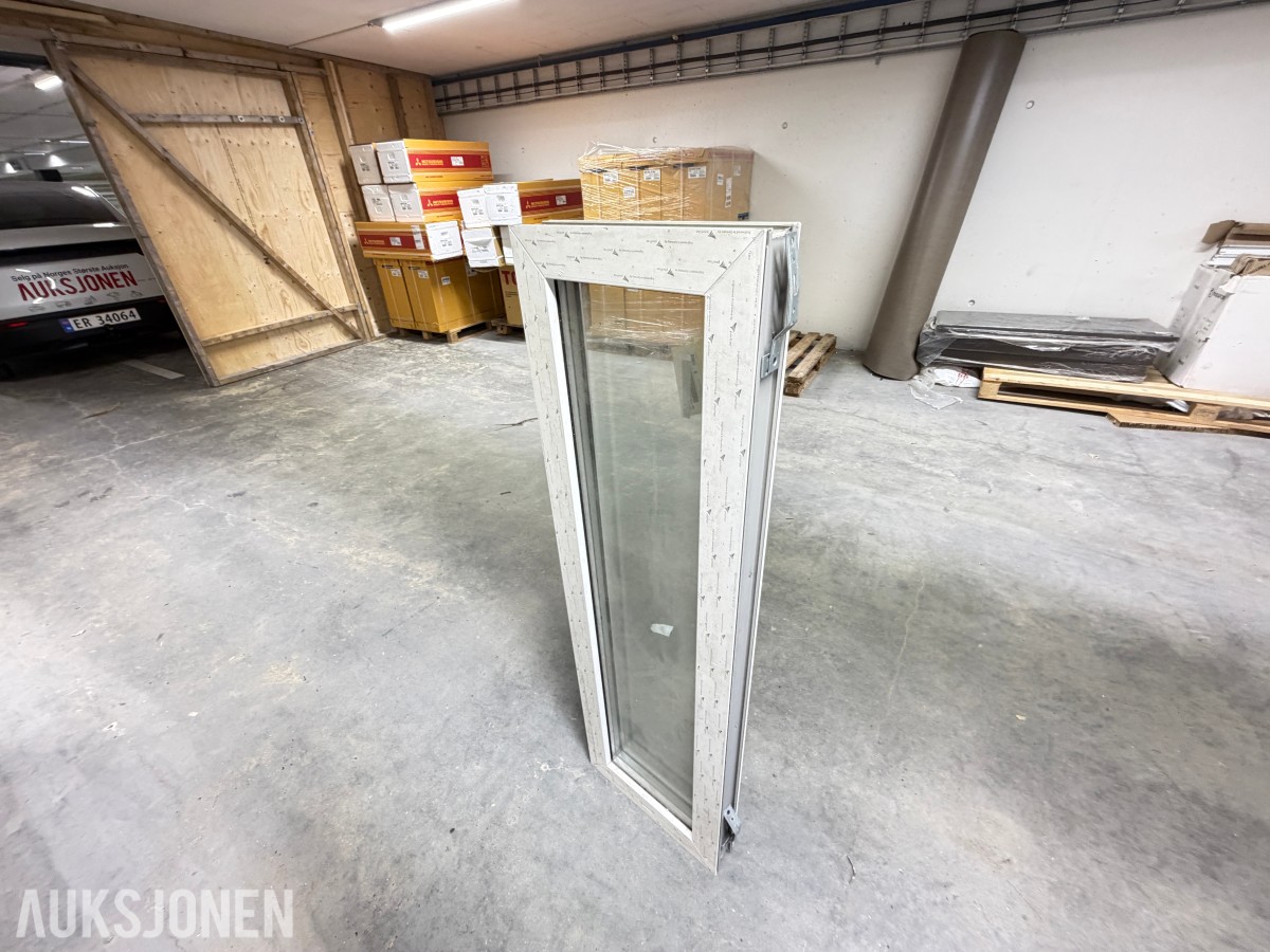 PARTI MED PVC-VINDUER OG SPESIALVINDU – 6 STK VINDUER MED ISOLERGLASS