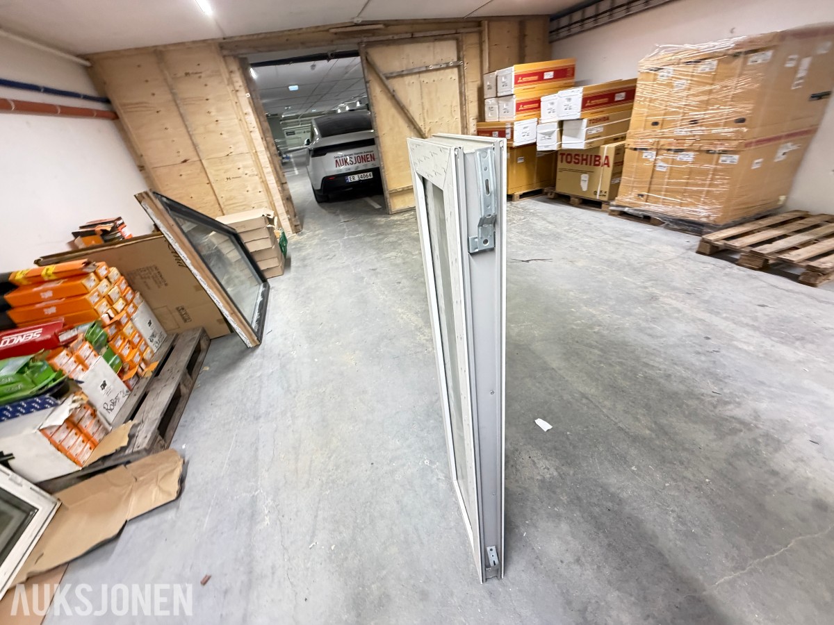 PARTI MED PVC-VINDUER OG SPESIALVINDU – 6 STK VINDUER MED ISOLERGLASS