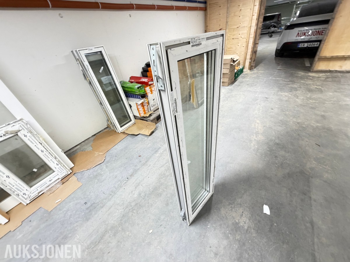 PARTI MED PVC-VINDUER OG SPESIALVINDU – 6 STK VINDUER MED ISOLERGLASS