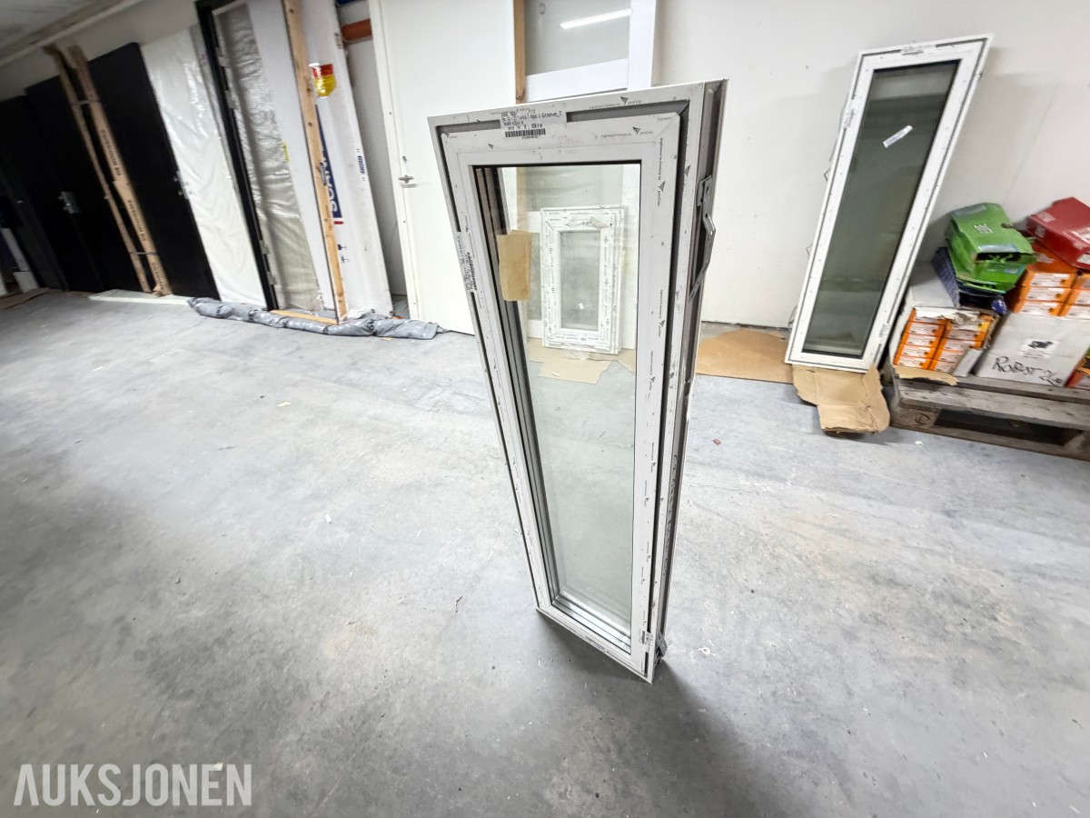 PARTI MED PVC-VINDUER OG SPESIALVINDU – 6 STK VINDUER MED ISOLERGLASS