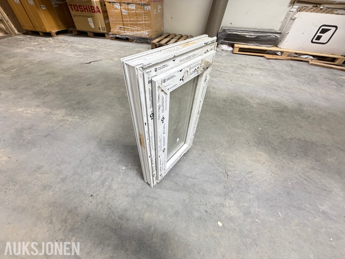 PARTI MED PVC-VINDUER OG SPESIALVINDU – 6 STK VINDUER MED ISOLERGLASS