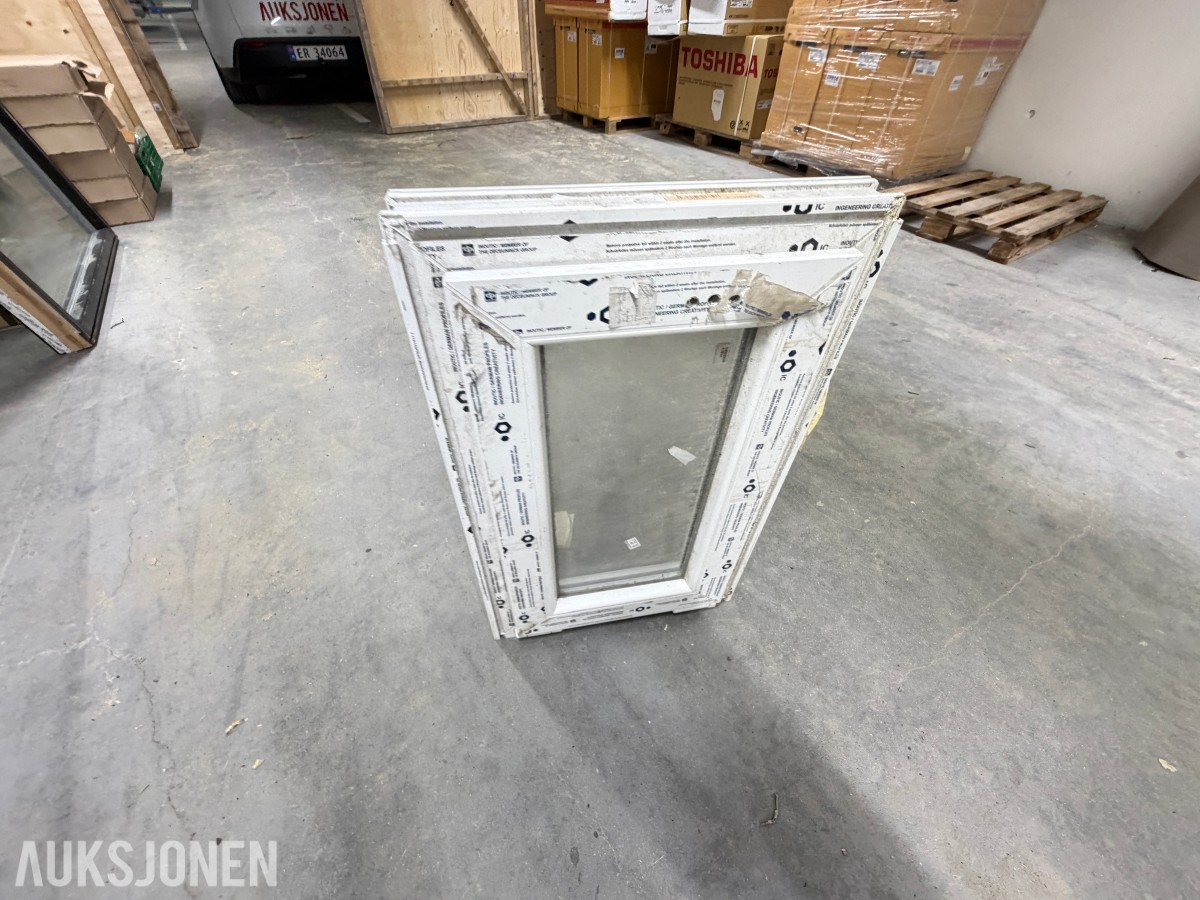 PARTI MED PVC-VINDUER OG SPESIALVINDU – 6 STK VINDUER MED ISOLERGLASS
