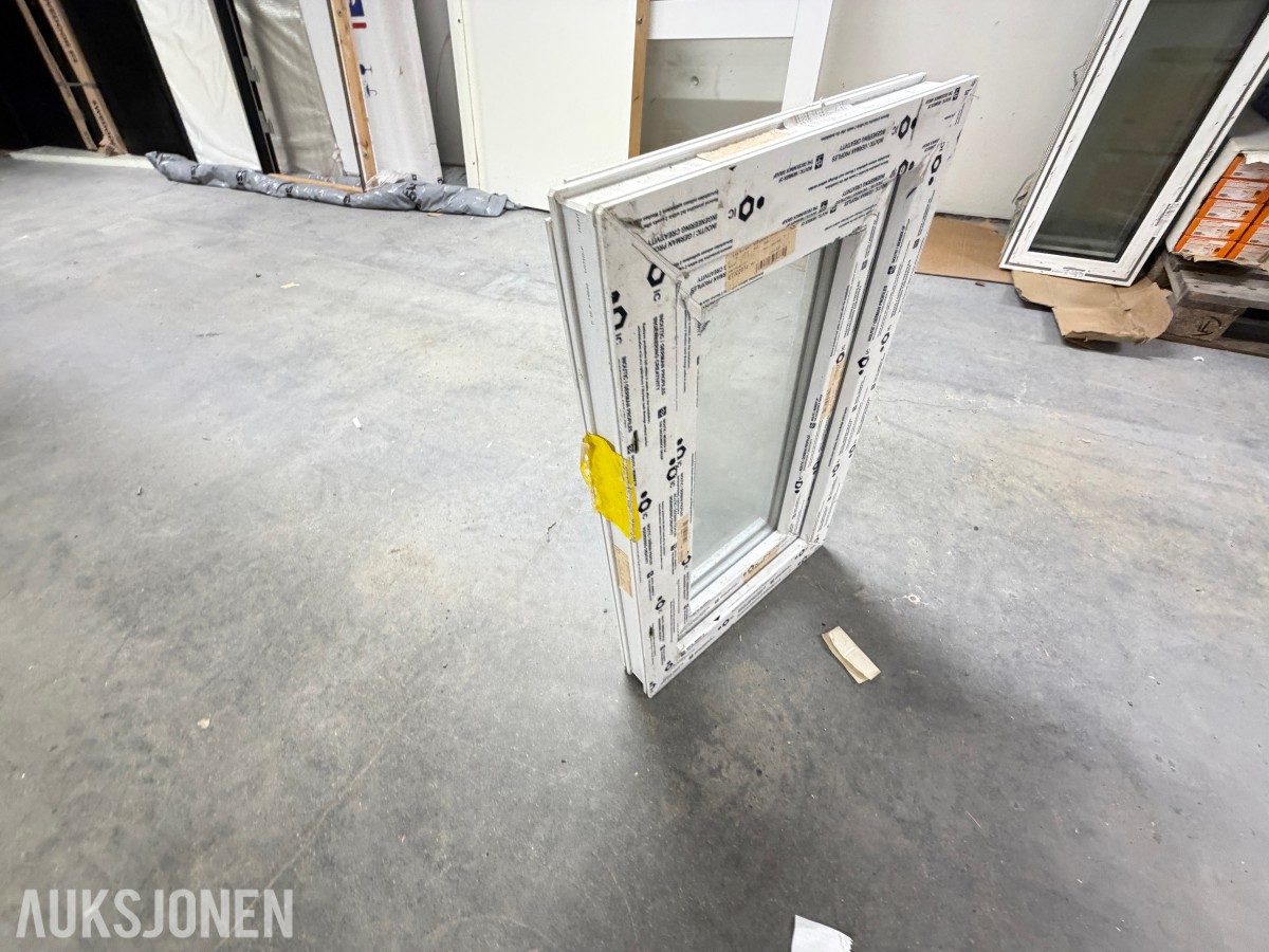 PARTI MED PVC-VINDUER OG SPESIALVINDU – 6 STK VINDUER MED ISOLERGLASS