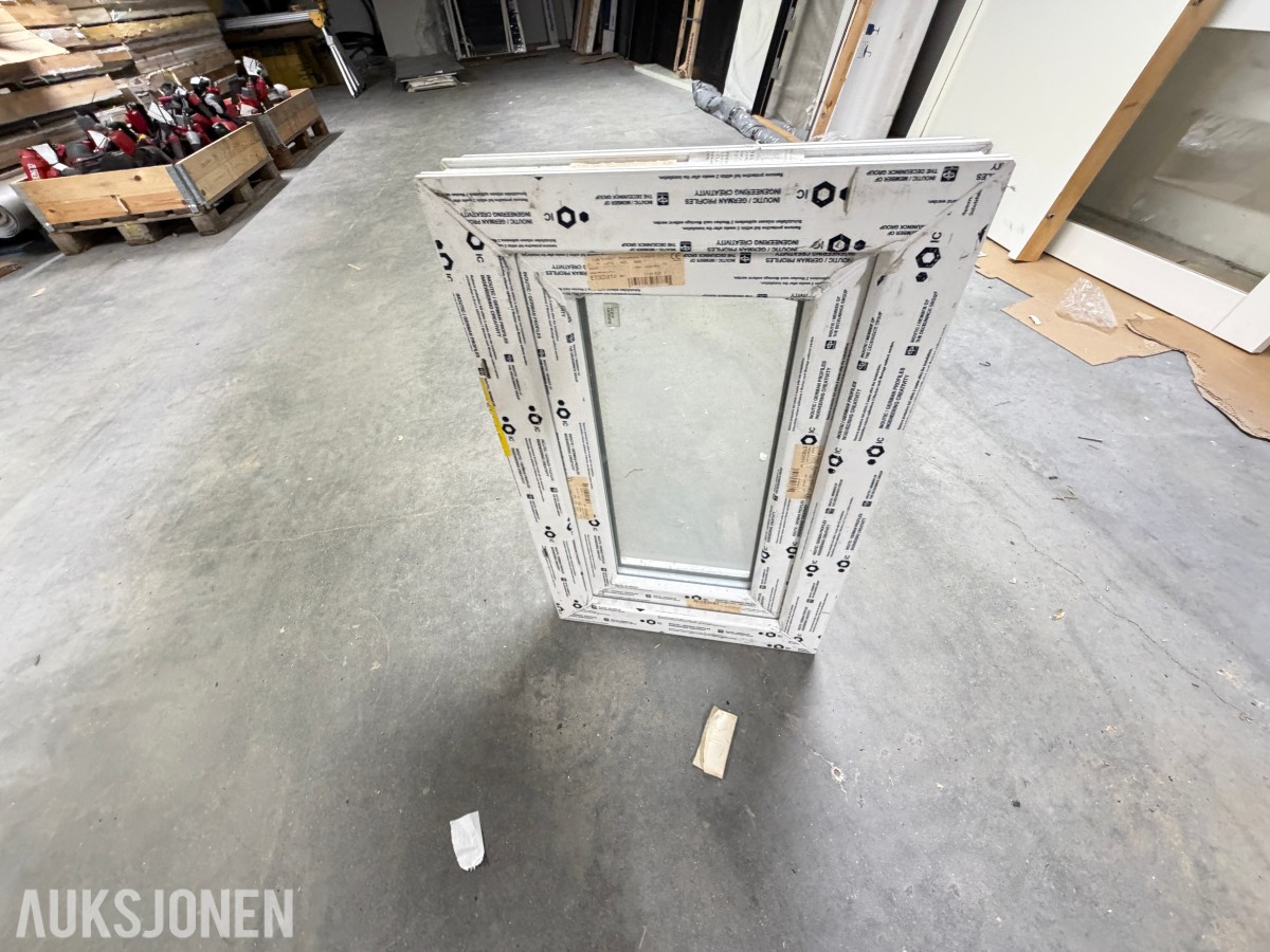 PARTI MED PVC-VINDUER OG SPESIALVINDU – 6 STK VINDUER MED ISOLERGLASS