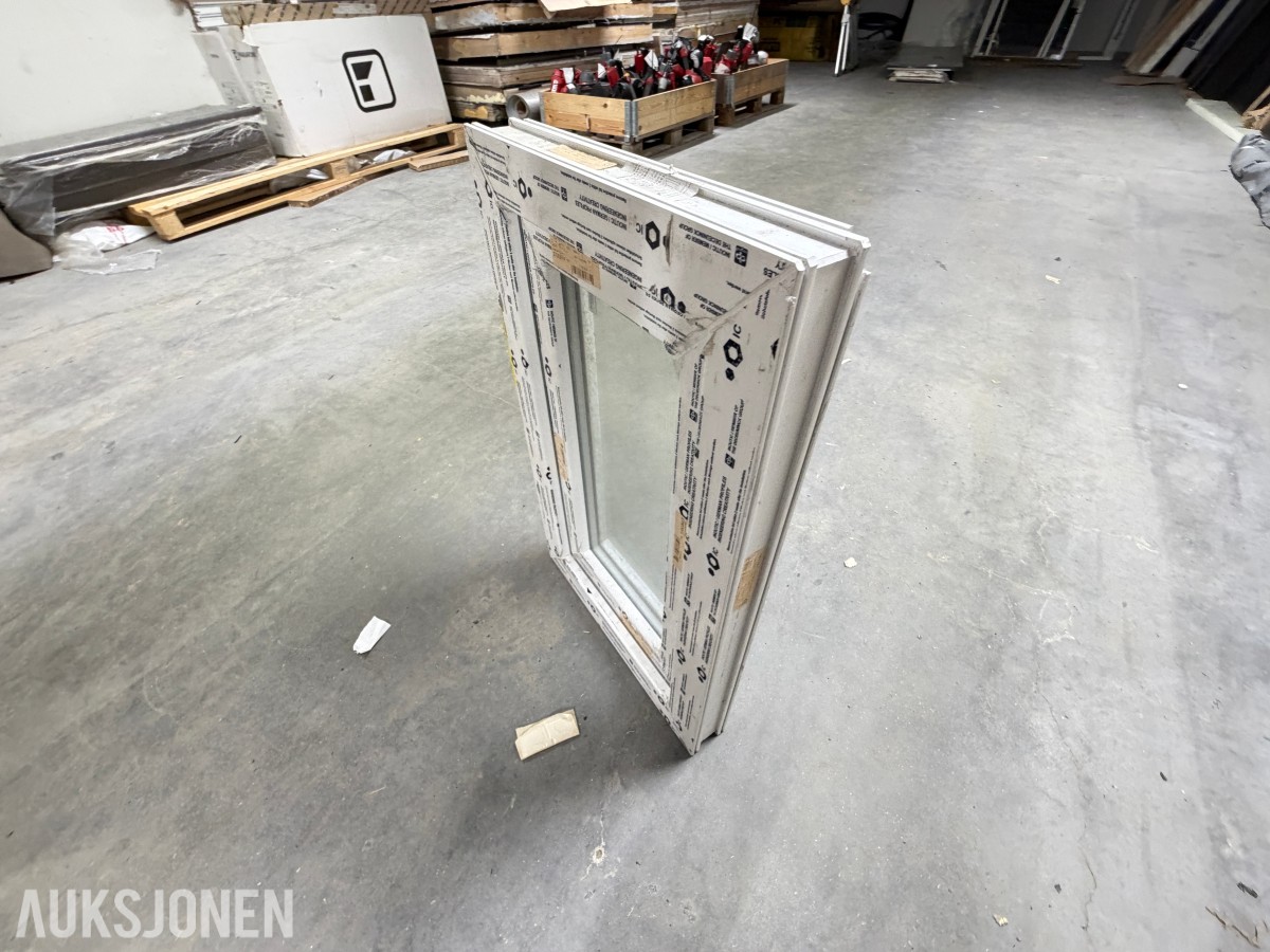 PARTI MED PVC-VINDUER OG SPESIALVINDU – 6 STK VINDUER MED ISOLERGLASS