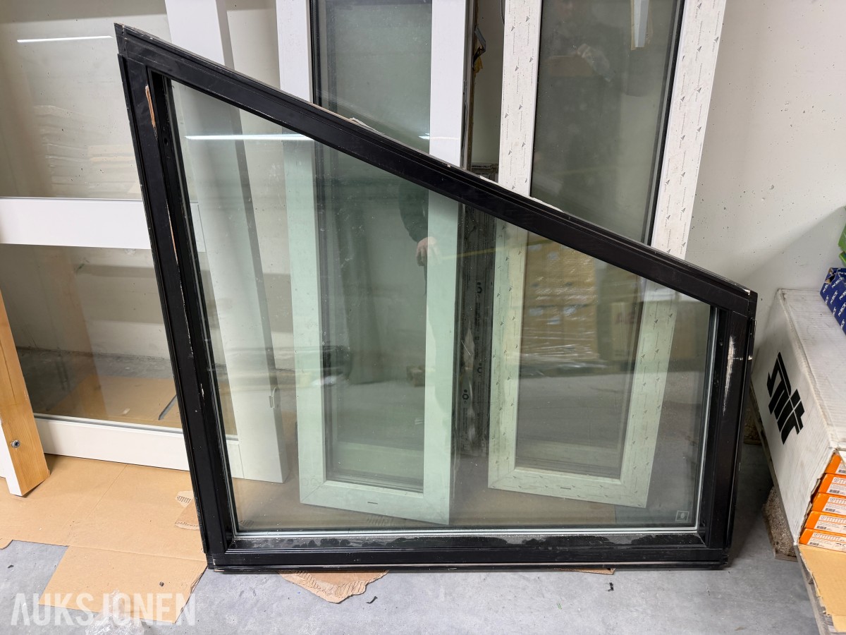 PARTI MED PVC-VINDUER OG SPESIALVINDU – 6 STK VINDUER MED ISOLERGLASS
