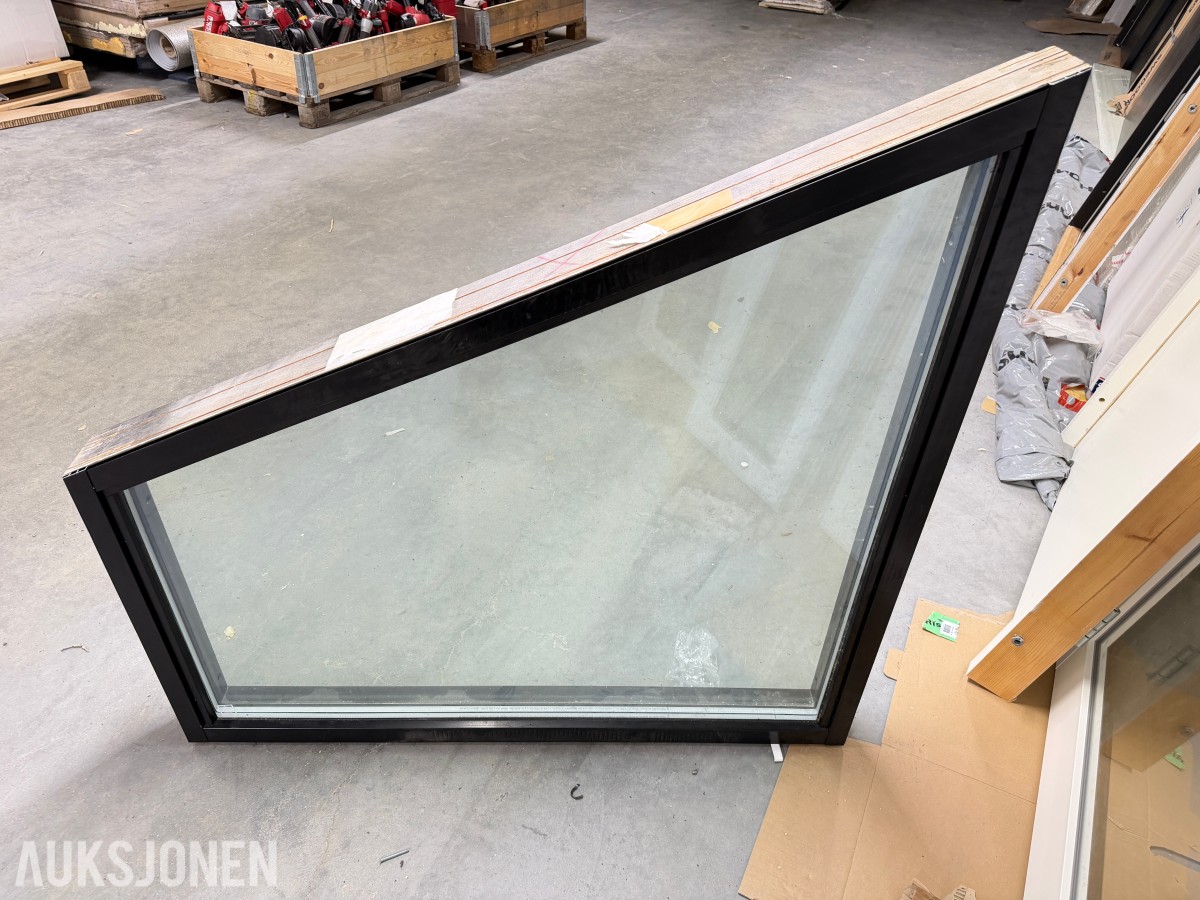 PARTI MED PVC-VINDUER OG SPESIALVINDU – 6 STK VINDUER MED ISOLERGLASS