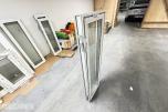 PARTI MED PVC-VINDUER OG SPESIALVINDU – 6 STK VINDUER MED ISOLERGLASS