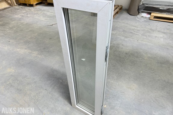 PARTI MED PVC-VINDUER OG SPESIALVINDU – 6 STK VINDUER MED ISOLERGLASS