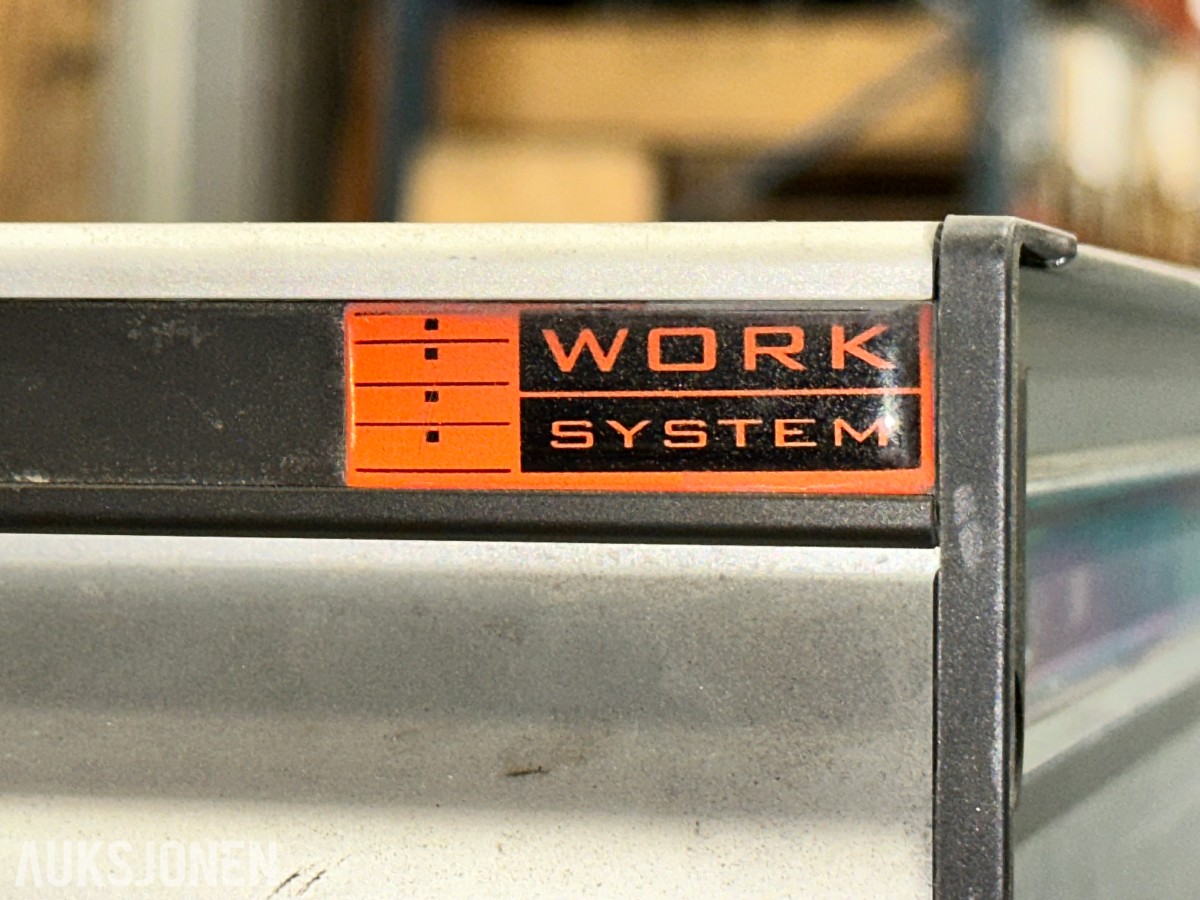 Work System bilinnredning med skuffeseksjoner og arbeidsbenk