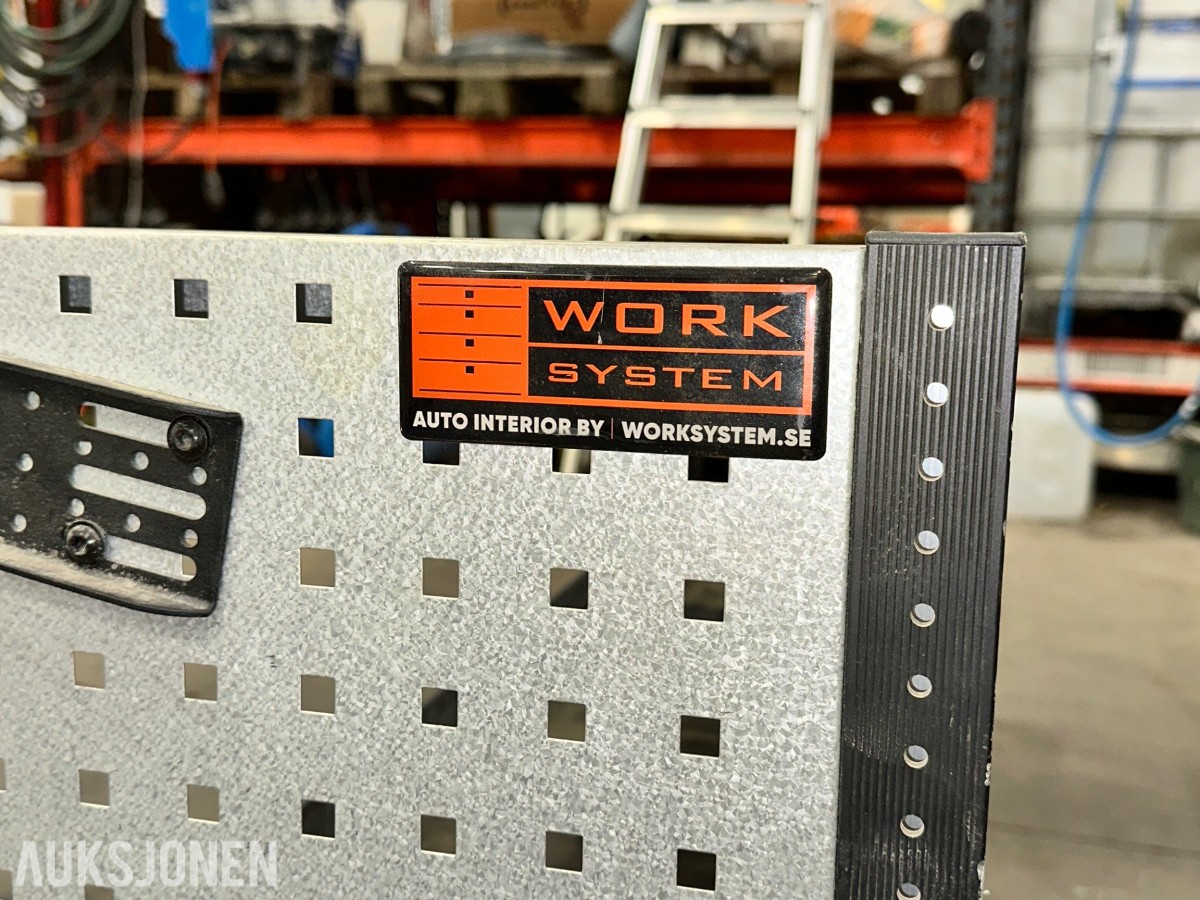 Work System bilinnredning med skuffeseksjoner og arbeidsbenk