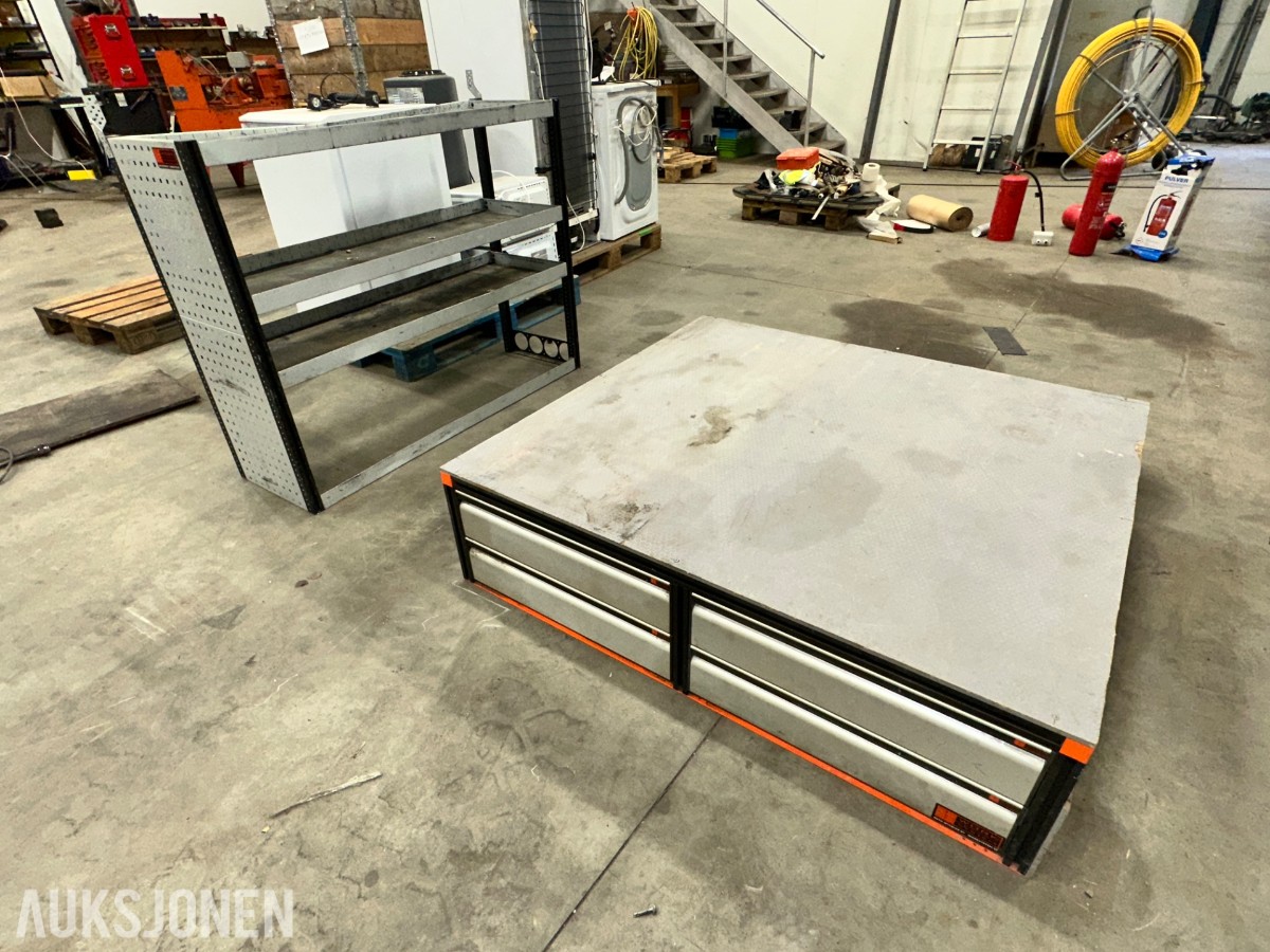 Work System bilinnredning med skuffemodul, hylleseksjon og gulvplater