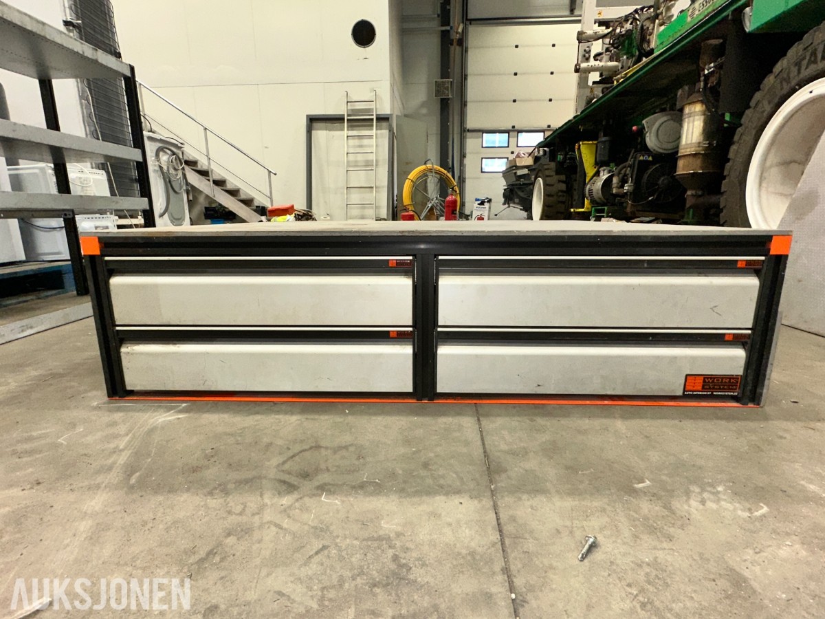 Work System bilinnredning med skuffemodul, hylleseksjon og gulvplater
