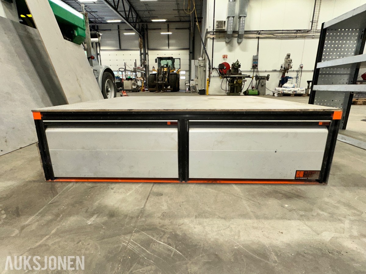 Work System bilinnredning med skuffemodul, hylleseksjon og gulvplater