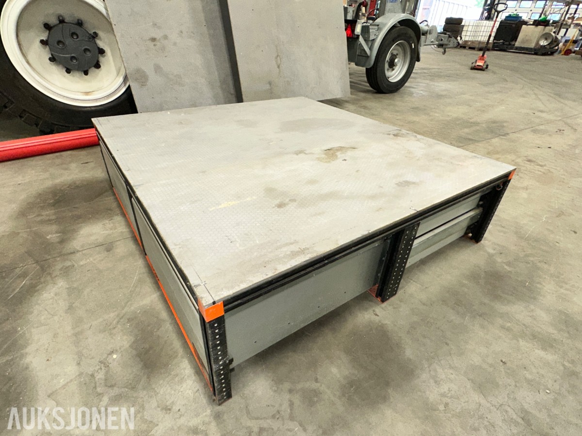 Work System bilinnredning med skuffemodul, hylleseksjon og gulvplater