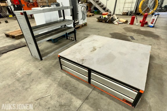 Work System bilinnredning med skuffemodul, hylleseksjon og gulvplater