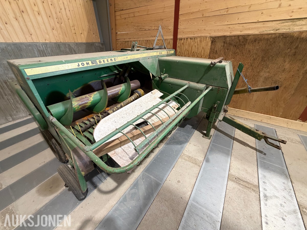 John Deere E0332 Firkantpresse - traktormontert - med pickup