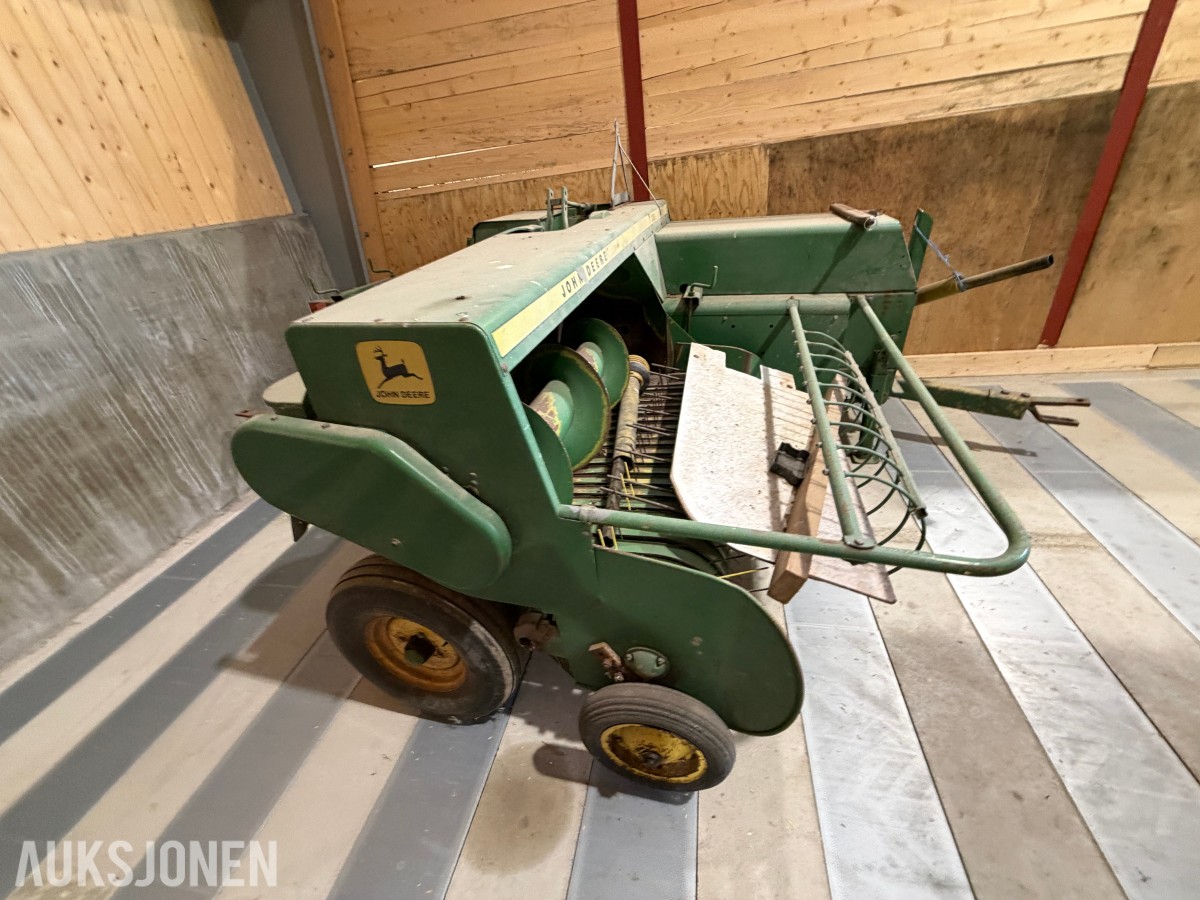 John Deere E0332 Firkantpresse - traktormontert - med pickup