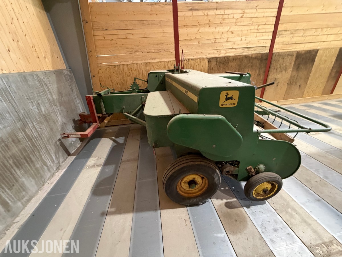 John Deere E0332 Firkantpresse - traktormontert - med pickup