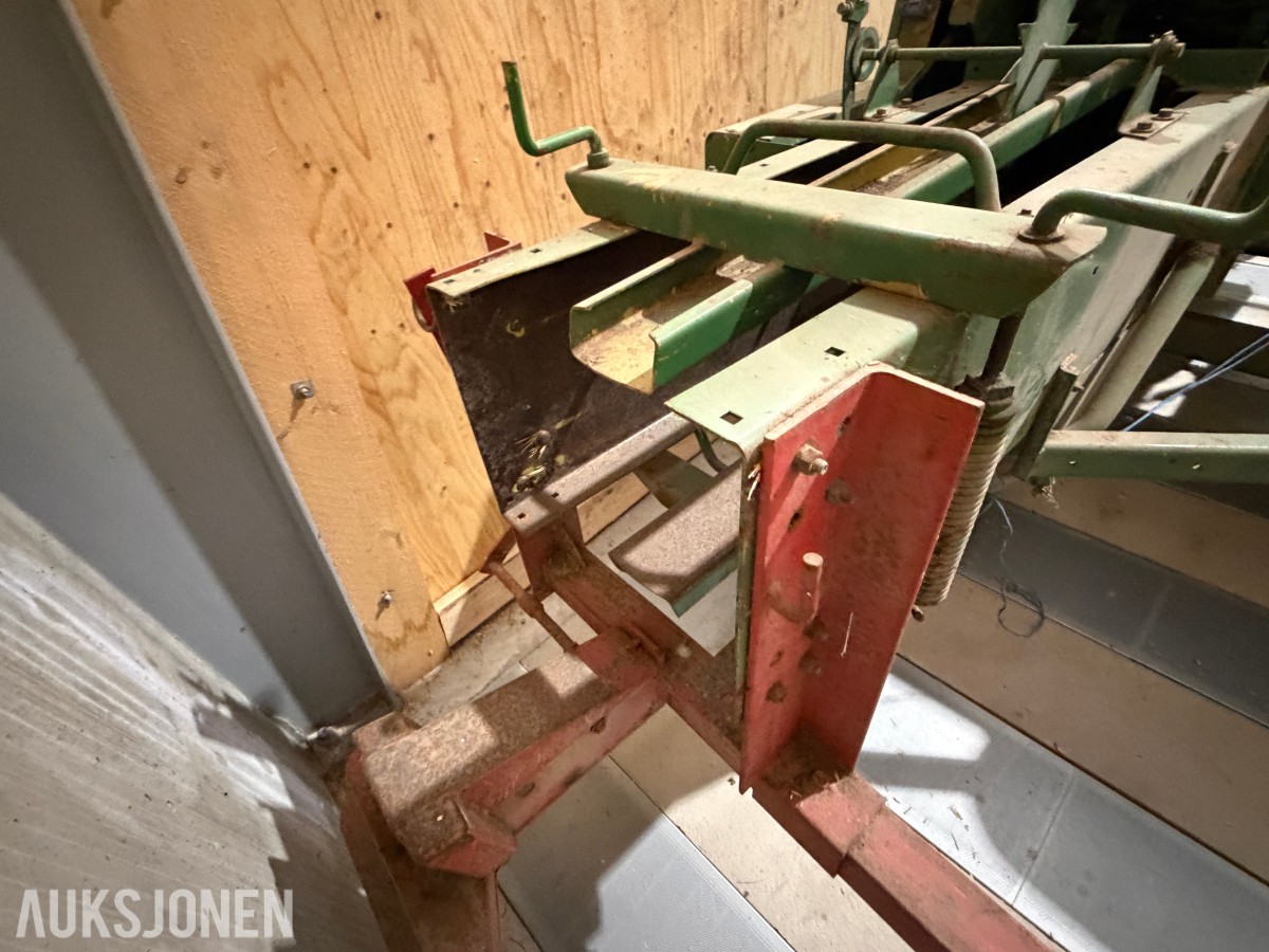 John Deere E0332 Firkantpresse - traktormontert - med pickup