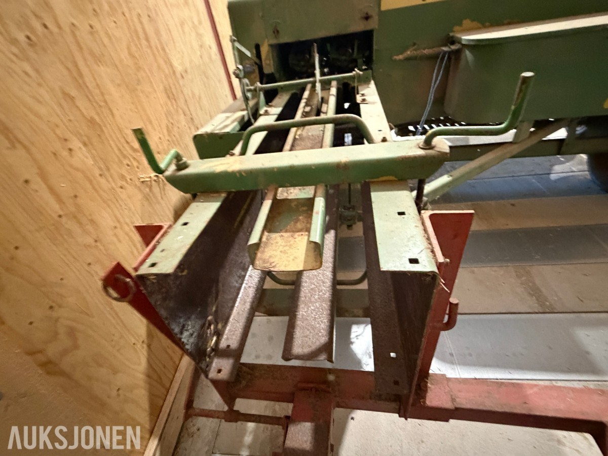 John Deere E0332 Firkantpresse - traktormontert - med pickup