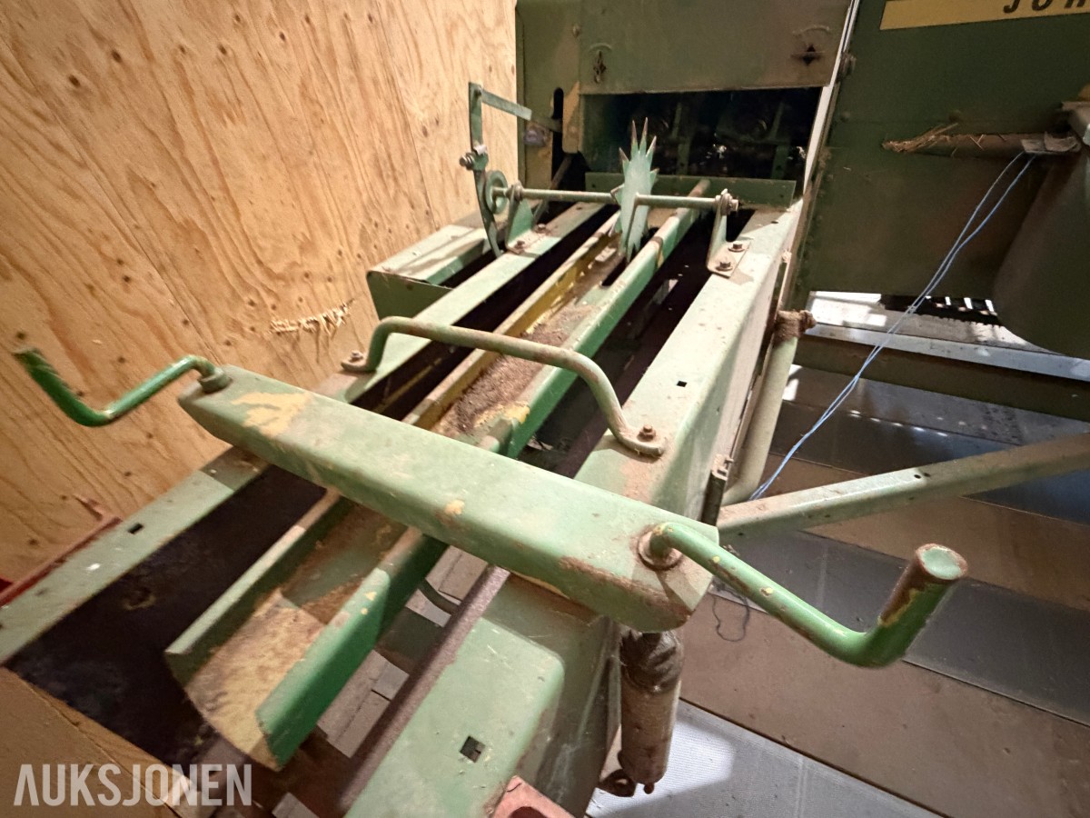 John Deere E0332 Firkantpresse - traktormontert - med pickup