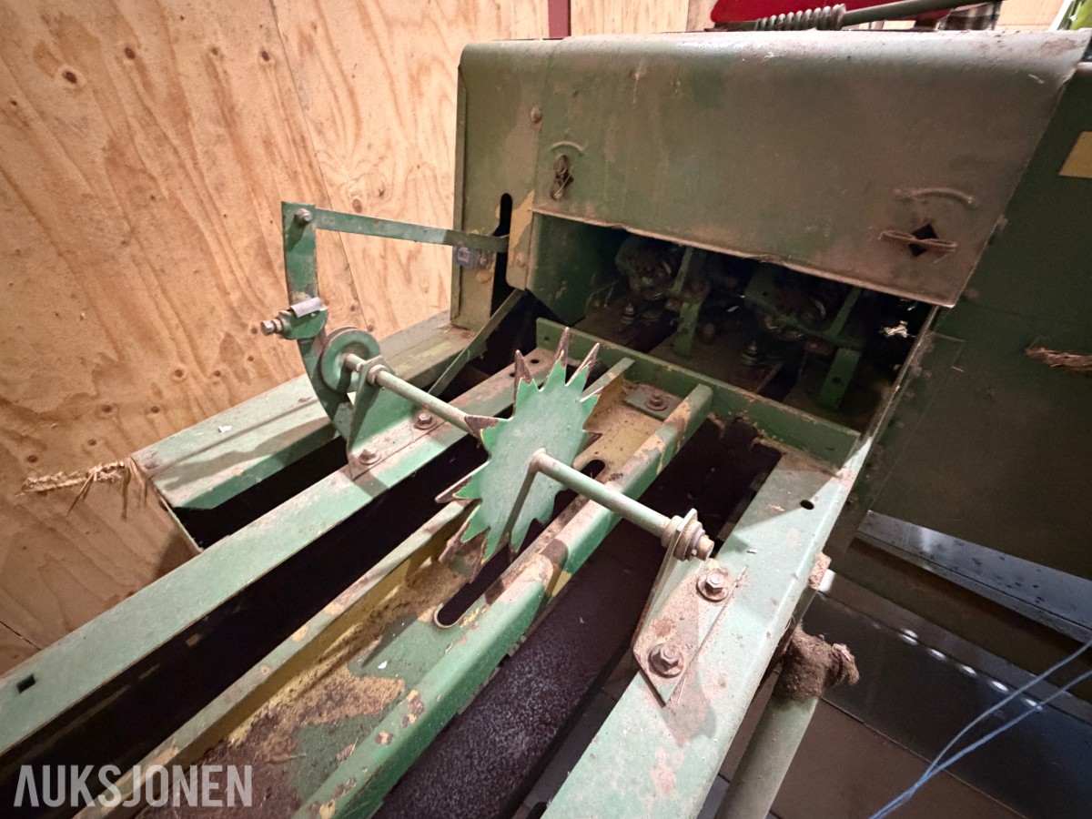 John Deere E0332 Firkantpresse - traktormontert - med pickup