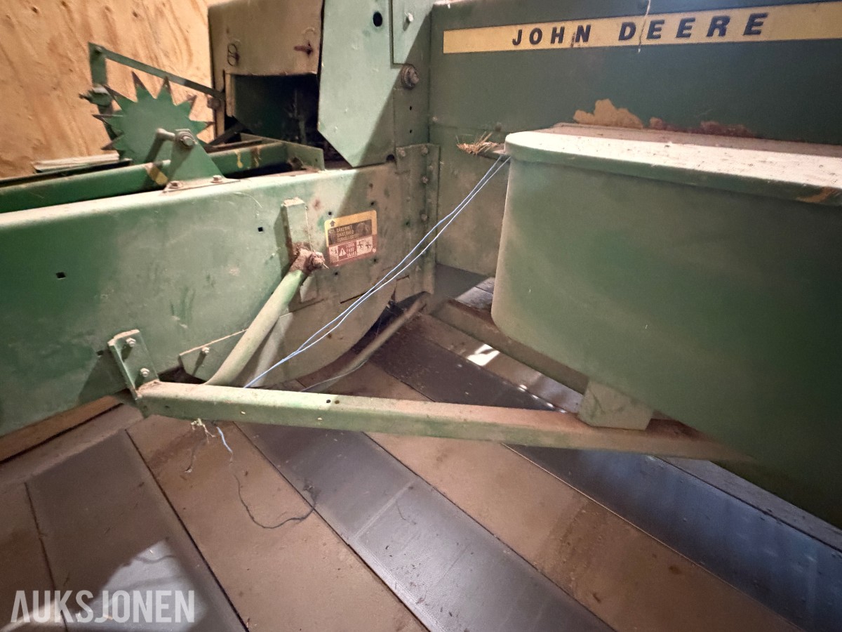 John Deere E0332 Firkantpresse - traktormontert - med pickup