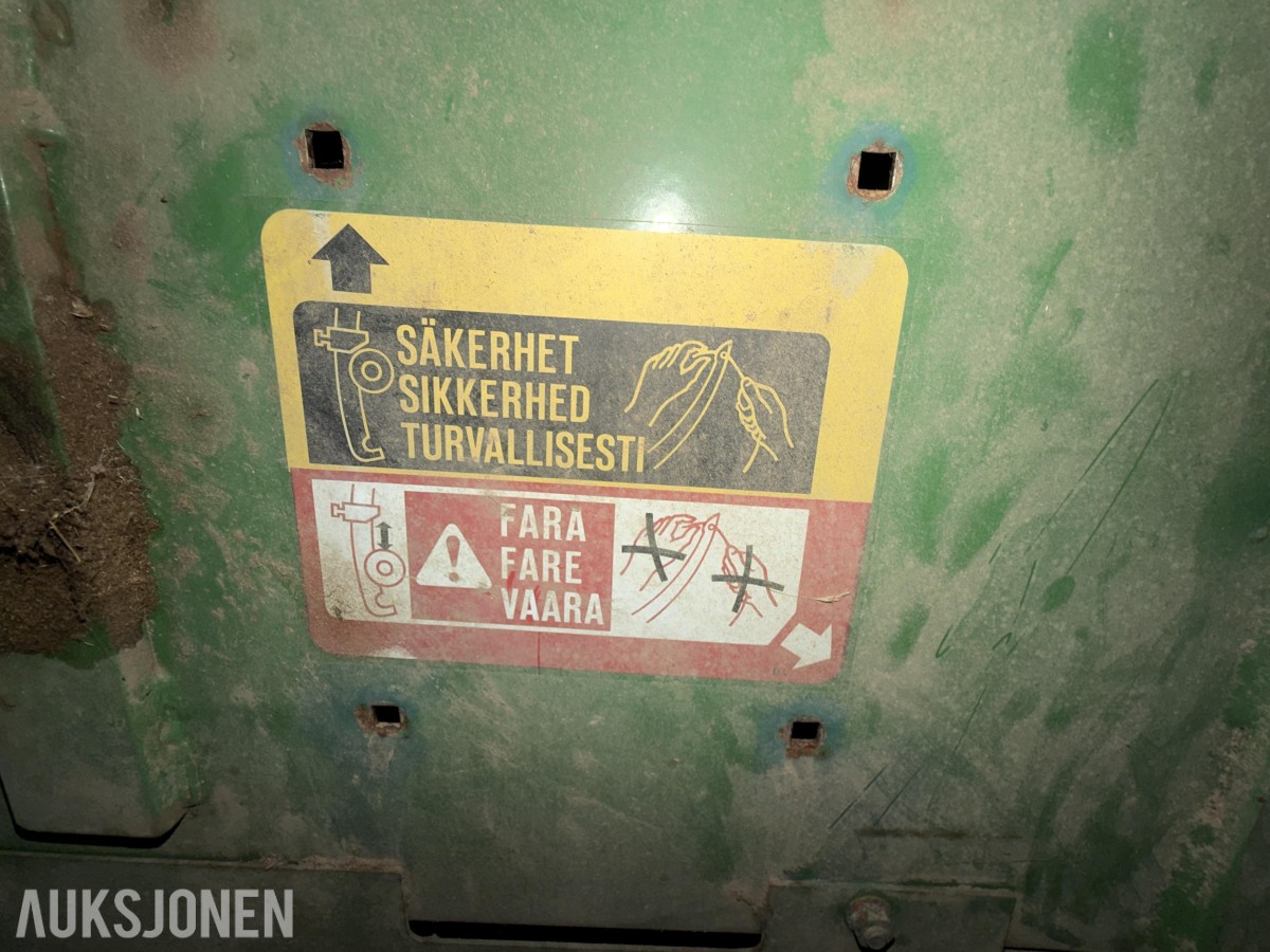 John Deere E0332 Firkantpresse - traktormontert - med pickup