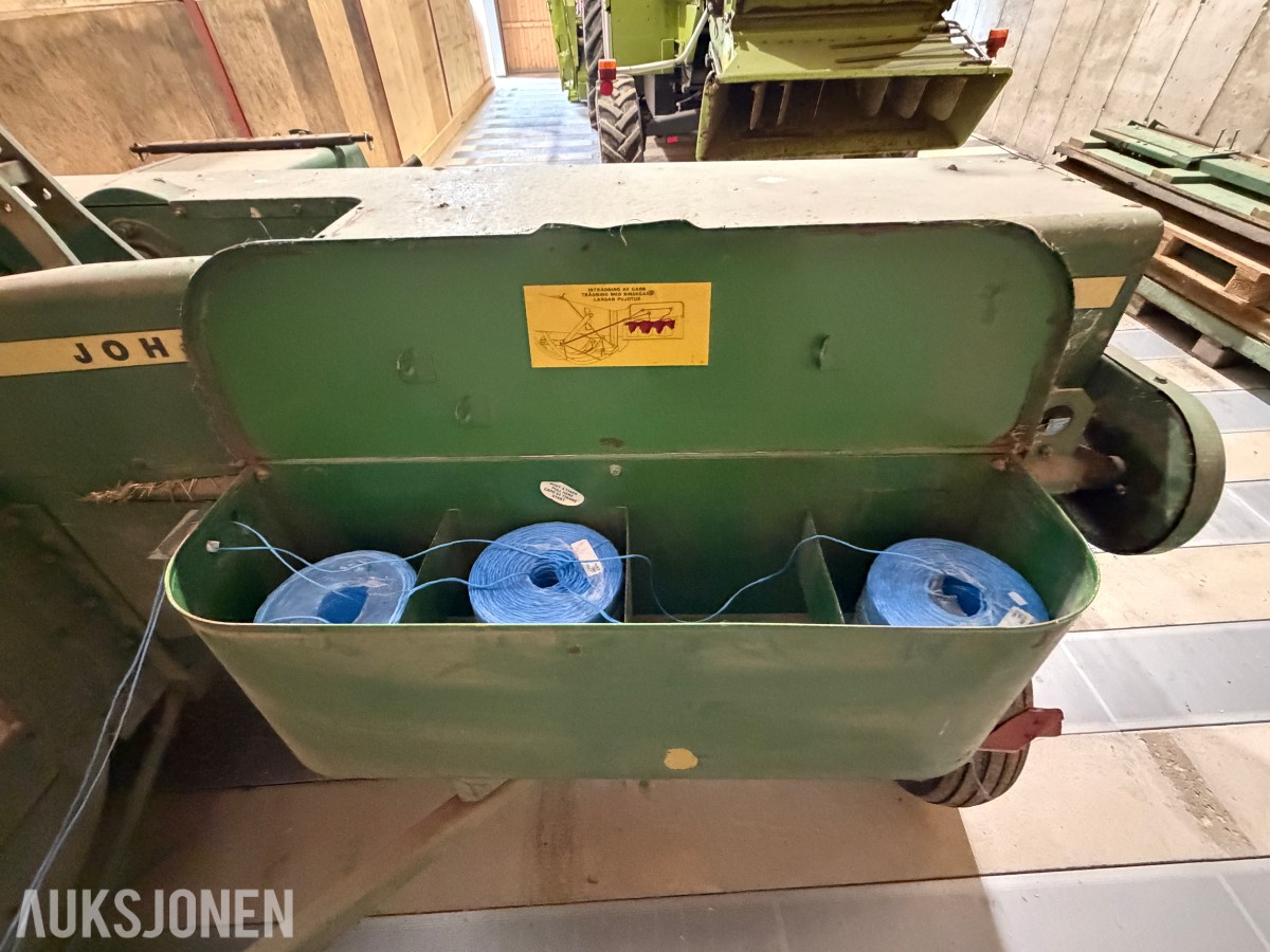 John Deere E0332 Firkantpresse - traktormontert - med pickup