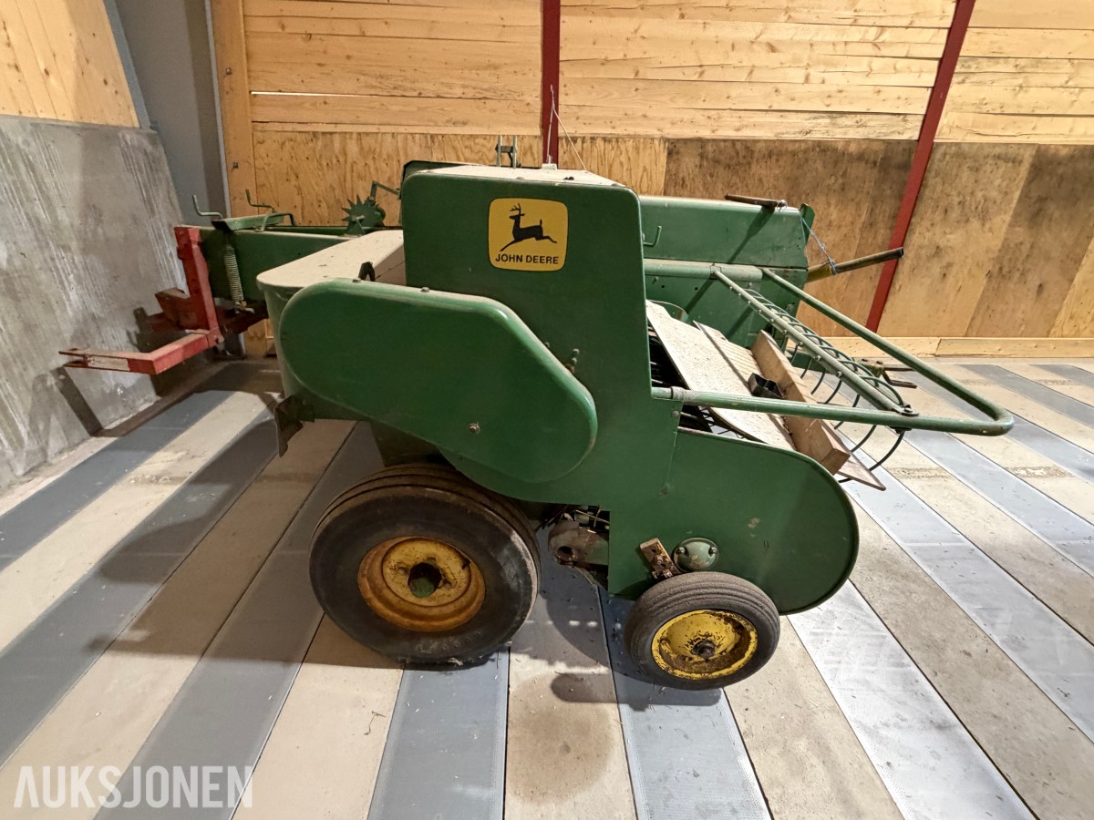 John Deere E0332 Firkantpresse - traktormontert - med pickup